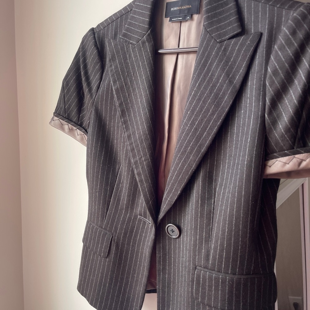 BCBGMaxAzaria Brown Pinstripe Short Sleeve Blazer Jacket Small - Picture 2 of 4